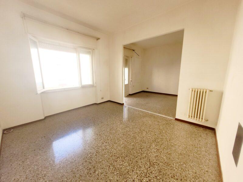 livorno-fabbricotti-centro-appartamento-5-locali-terzo-piano-ascensore-soggiorno