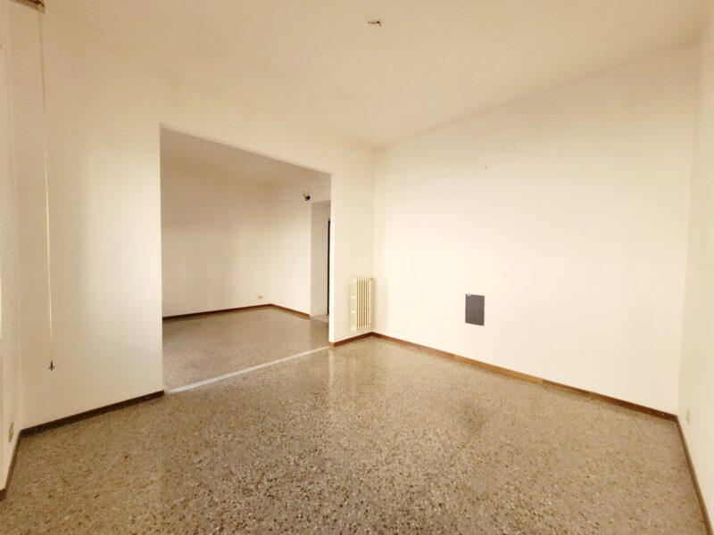 livorno-fabbricotti-centro-appartamento-5-locali-terzo-piano-ascensore-soggiorno