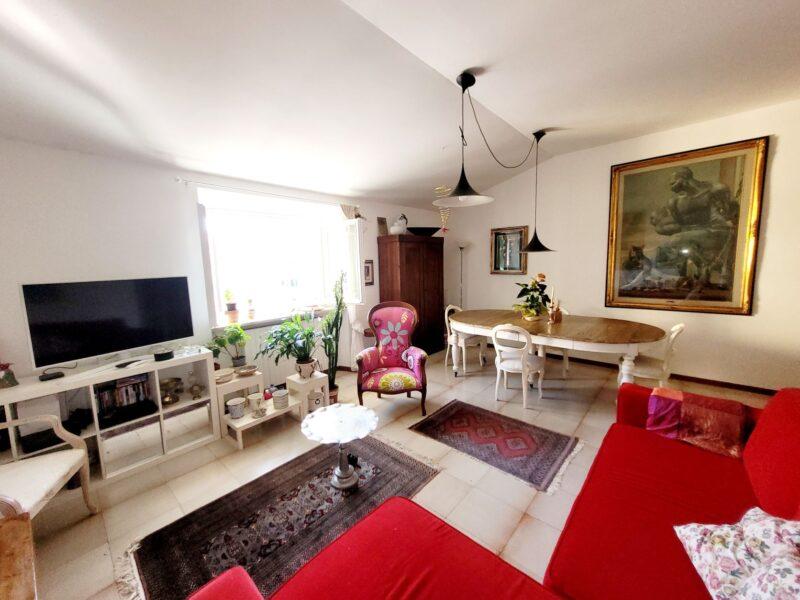 appartamento-livorno-4-locali-ultimo-piano-mare-centro-piazza-mazzini-soggiorno