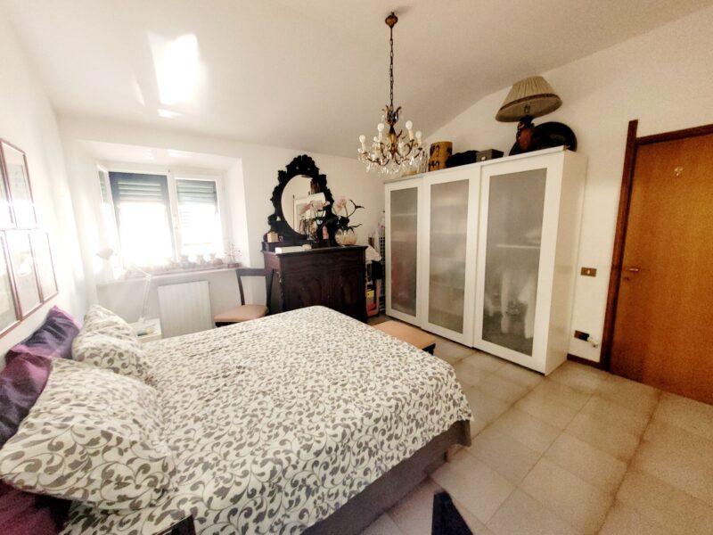 appartamento-livorno-4-locali-ultimo-piano-mare-centro-piazza-mazzini-camera-matrimoniale